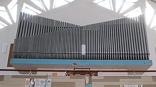 Die Orgel in der Pfarrkirche Sankt Pankratius aus den 60er Jahren braucht sowohl baulich wie klanglich die Hand eines Fachmannes, damit sie wieder gut bespielbar ist. Die Orgel in der Pfarrkirche Sankt Pankratius aus den 60er Jahren braucht sowohl baulich wie klanglich die Hand eines Fachmannes, damit sie wieder gut bespielbar ist.
