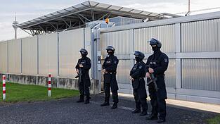 Scharfe Sicherheitsvorkehrungen am Prozessgebäude. Scharfe Sicherheitsvorkehrungen am Prozessgebäude.