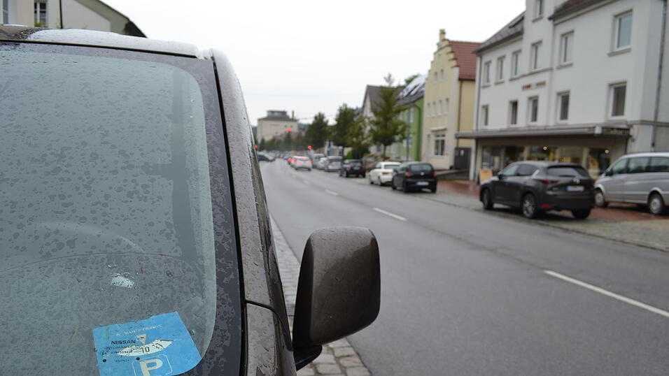 Besonders im oberen Bereich der Max-von-Müller-Straße gibt es öfter Probleme mit Dauerparkern. Besonders im oberen Bereich der Max-von-Müller-Straße gibt es öfter Probleme mit Dauerparkern.