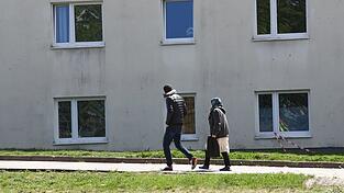 Ausreisepflichtige Asylbewerber, wie hier auf dem Gelände der Erstaufnahmeeinrichtung des Landes Thüringen, werden auch künftig nicht in Massen abgeschoben werden können. Ausreisepflichtige Asylbewerber, wie hier auf dem Gelände der Erstaufnahmeeinrichtung des Landes Thüringen, werden auch künftig nicht in Massen abgeschoben werden können.
