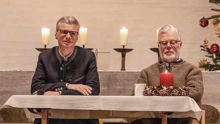 Bernd Sibler und Roman Fischer trugen mit glaubhafter Hingabe und sp&uuml;rbarer Heimatverbundenheit die &bdquo;Heilige Nacht&ldquo; von Ludwig Thoma vor.