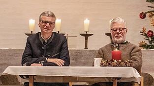 Bernd Sibler und Roman Fischer trugen mit glaubhafter Hingabe und sp&uuml;rbarer Heimatverbundenheit die &bdquo;Heilige Nacht&ldquo; von Ludwig Thoma vor.