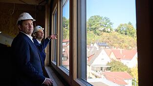 Klingbeil schaut sich an, wo mit Geld aus seinem Sonderverm&ouml;gen gebaut wird. (Archivbild)
