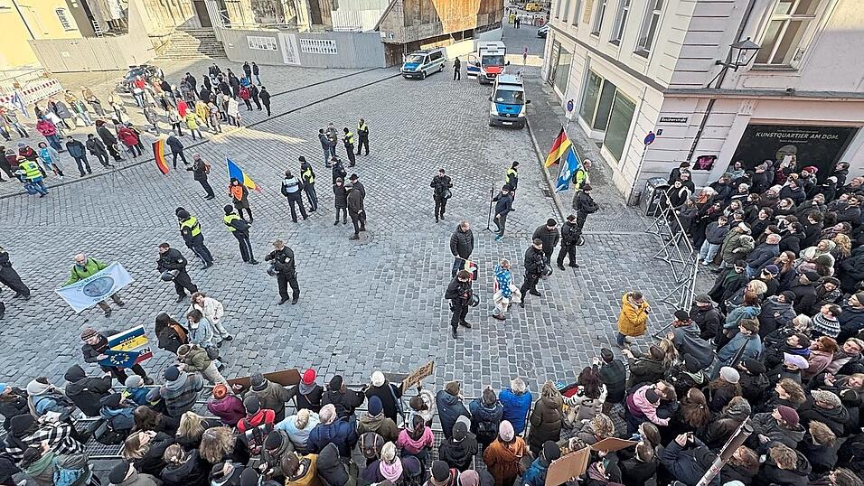 Hinter den Polizeigittern begleiteten mehrere Hundert Gegendemonstranten die Demo vor dem Dom.