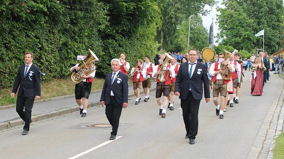 Die drei Vorsitzenden Christian Lang, Hans Eckmann und Andreas Stelzl (von links) führen den Festzug an. Die drei Vorsitzenden Christian Lang, Hans Eckmann und Andreas Stelzl (von links) führen den Festzug an.