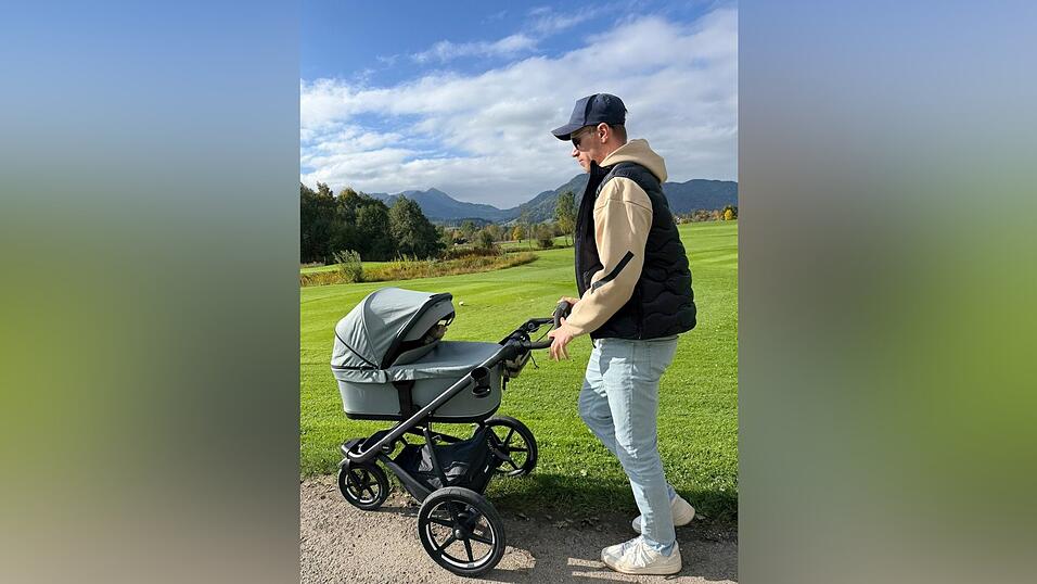 Biathlet Johannes Kühn schiebt seine Tochter im Kinderwagen. Biathlet Johannes Kühn schiebt seine Tochter im Kinderwagen.