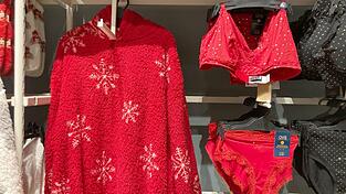 Geschenkte rote Unterw&auml;sche, in der Silvesternacht getragen, soll Gl&uuml;ck im neuen Jahr bringen.