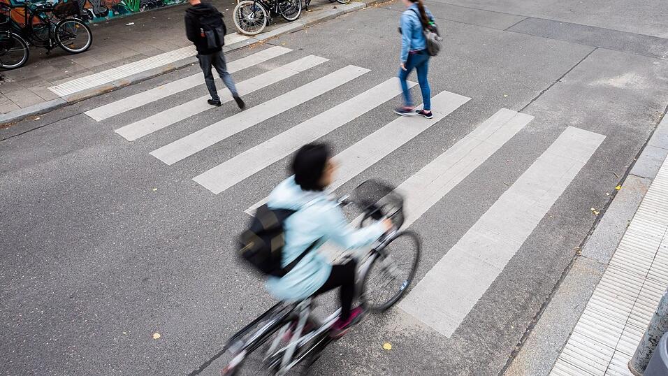Fußgänger haben auf dem Zebrastreifen zwar in der Regel Vorrang, Blickkontakt mit Rad- oder Autofahrern schadet aber nicht. (Archivfoto) Fußgänger haben auf dem Zebrastreifen zwar in der Regel Vorrang, Blickkontakt mit Rad- oder Autofahrern schadet aber nicht. (Archivfoto)