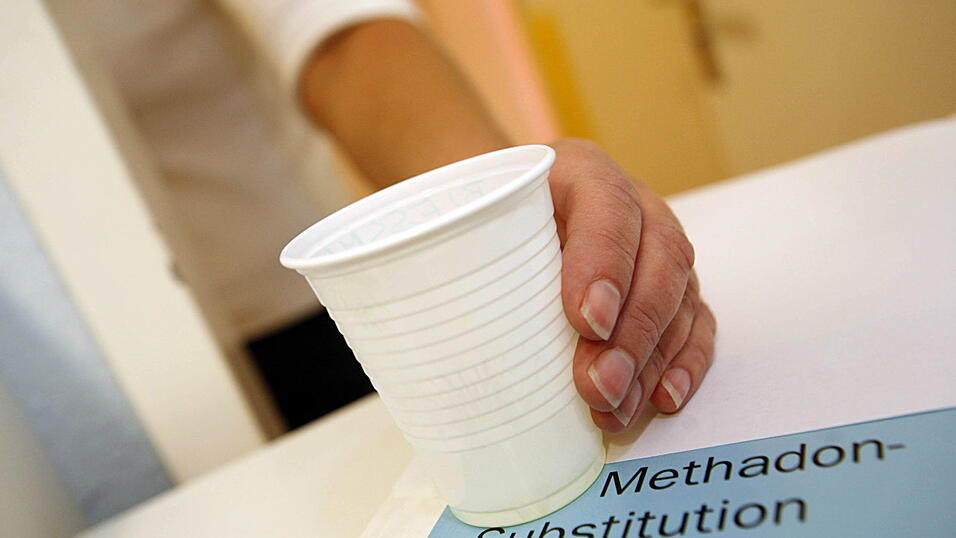 Es gibt nur wenige Substitutionsärzte in Ostbayern. Deshalb nehmen die suchtkranken Patienten für ihre Therapie zum Teil weite Anreisen auf sich. Es gibt nur wenige Substitutionsärzte in Ostbayern. Deshalb nehmen die suchtkranken Patienten für ihre Therapie zum Teil weite Anreisen auf sich.