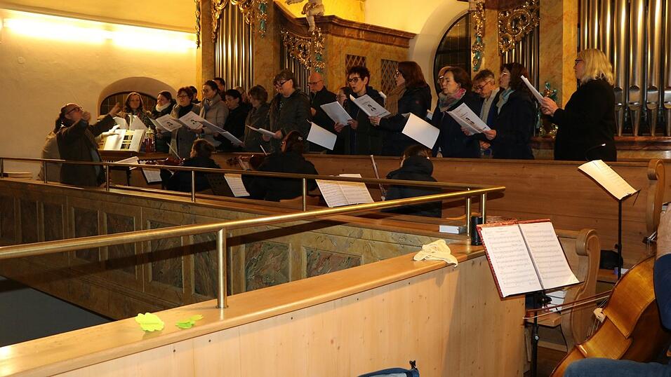 In der Kirche ist erfahrungsgemäß wenig Platz. In der Kirche ist erfahrungsgemäß wenig Platz.