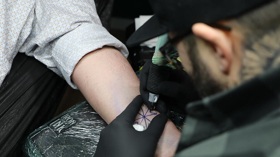 Raphael Grunow t&auml;towierte Tobias Karl und Matthias Walk.