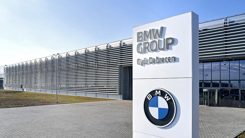 Der Eingang zum BMW-Werk Debrecen. Der Eingang zum BMW-Werk Debrecen.