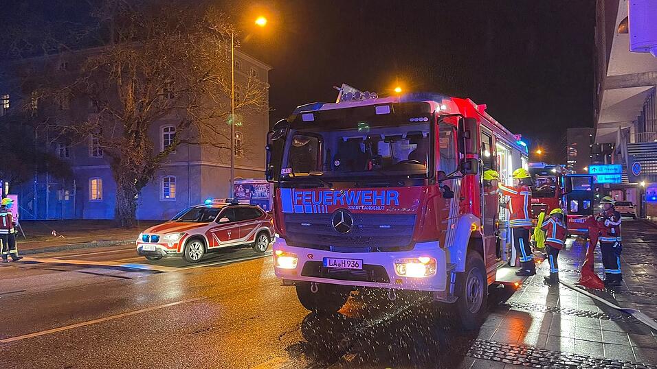 Zun&auml;chst r&uuml;ckten zahlreiche Einsatzkr&auml;fte an.