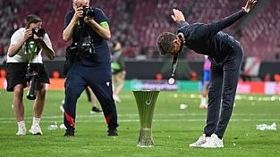 Oliver Glasner verneigt sich vor den Fans von Crystal Palace.