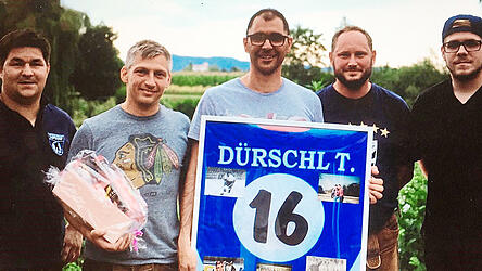 Tobias D&uuml;rschl (Mitte) beendet nach 29 Jahren seine aktive Zeit im Ligabetrieb bei den Hofdorfern. Mit im Bild sind Florian Laumer, Andreas Eigenstetter, Matthias Biederer und Thorsten Heumann (von links).