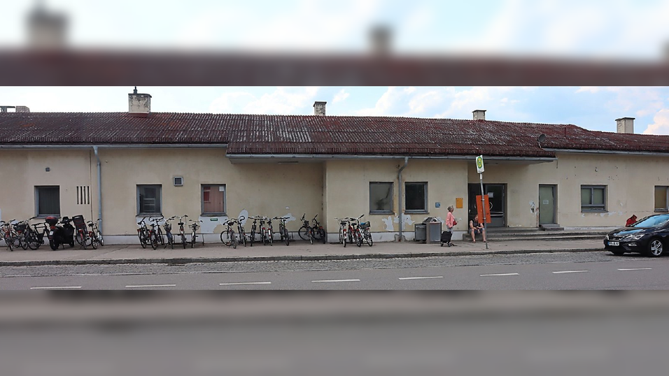 Der Bahnhof ist wahrlich kein Schmuckstück für die Stadt, deshalb wollen die Freien Wähler einen Gestaltungswettbewerb durchführen lassen. Der Bahnhof ist wahrlich kein Schmuckstück für die Stadt, deshalb wollen die Freien Wähler einen Gestaltungswettbewerb durchführen lassen.