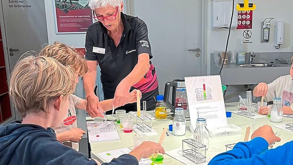 Die jüngeren Besucher Frederik, Linus und Jakob (von links) beim „Wasserstapeln“.