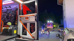 Die Feuerwehr rückte mit Atemschutz und Entlüftungsgeräten an, um die verrauchte Wohnung wieder begehbar zu machen.