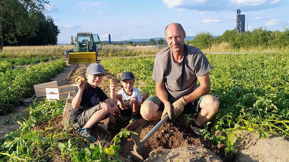 Artur Braun mit seinen beiden S&ouml;hnen. Der 56-J&auml;hrige w&uuml;rde sich freuen, wenn einer von ihnen den Hof in einigen Jahren &uuml;bernimmt. Doch der Beruf des Landwirts wird wegen zunehmender B&uuml;rokratie nicht einfacher.