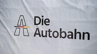 Autofahrer brauchen auf der A7 Geduld. (Symbolbild)