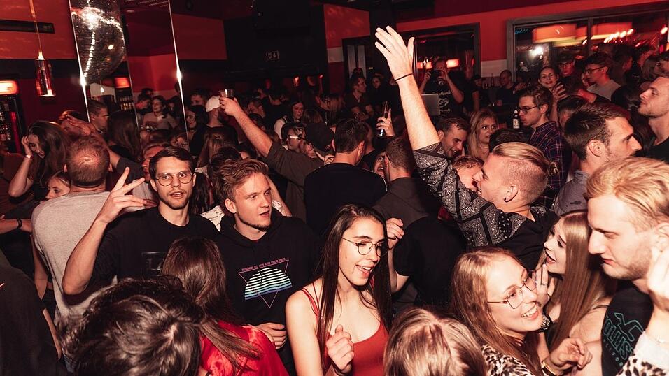 So war die Party am Wochenende im Zinnober in Bad Kötzting. So war die Party am Wochenende im Zinnober in Bad Kötzting.