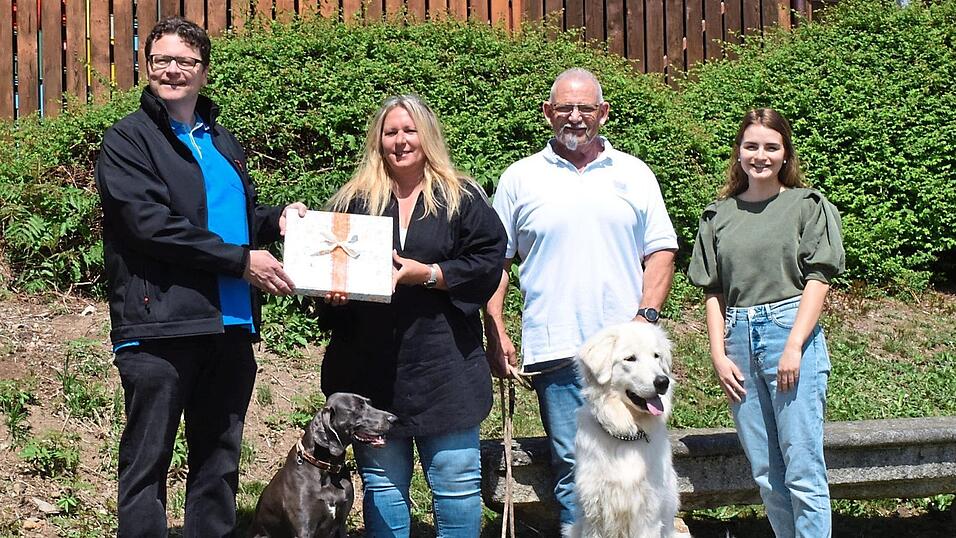 Bürgermeister Dr. Stefan Spindler (links) gratuliert Karin Krauß und Ralf Zalman zur Auszeichnung des Natur-Hunde-Hotels in Rötz-Bauhof. Mit dabei Lisa Dirschedl (rechts) und die Haushunde des Hotels, der Weimaraner Fee und der Maremmano Bobo. Bürgermeister Dr. Stefan Spindler (links) gratuliert Karin Krauß und Ralf Zalman zur Auszeichnung des Natur-Hunde-Hotels in Rötz-Bauhof. Mit dabei Lisa Dirschedl (rechts) und die Haushunde des Hotels, der Weimaraner Fee und der Maremmano Bobo.