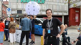 Jan-Patrick Fischer ist seit 21 Jahren ehrenamtlich bei Wikipedia aktiv. Laut eigenen Angaben verbringt er täglich zwei Stunden auf der Plattform - schreibt Artikel und korrigiert die Einträge anderer. Am Wikipedia-Bus brachte er Passanten seine eigene Faszination für die Online-Enzyklopädie näher. Jan-Patrick Fischer ist seit 21 Jahren ehrenamtlich bei Wikipedia aktiv. Laut eigenen Angaben verbringt er täglich zwei Stunden auf der Plattform - schreibt Artikel und korrigiert die Einträge anderer. Am Wikipedia-Bus brachte er Passanten seine eigene Faszination für die Online-Enzyklopädie näher.