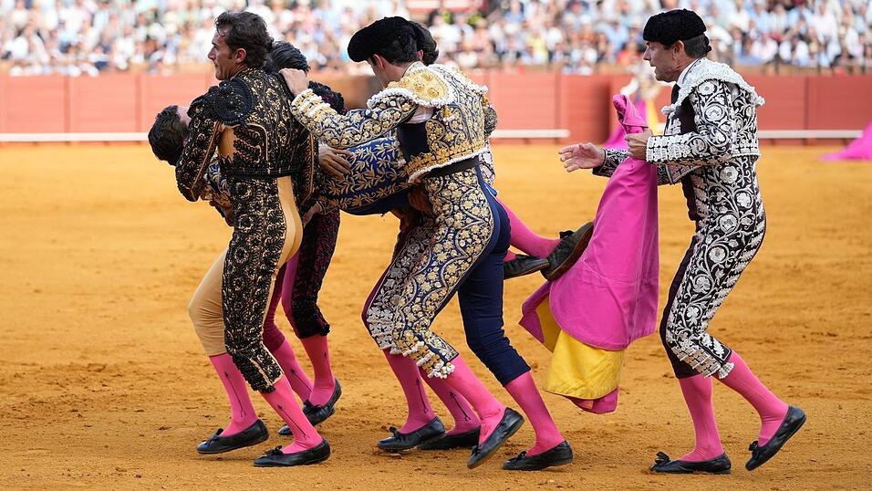 Helfer tragen den schwer verletzten Torero Morante de la Puebla aus der Stierkampfarena.
