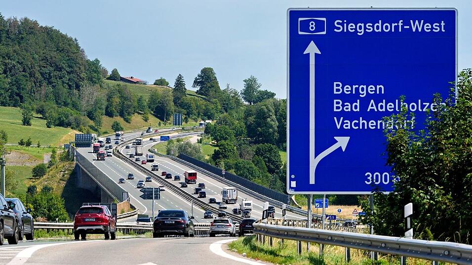 Der betroffene Abschnitt der A8 ist nur vierspurig und meist ohne Seitenstreifen. Der betroffene Abschnitt der A8 ist nur vierspurig und meist ohne Seitenstreifen.
