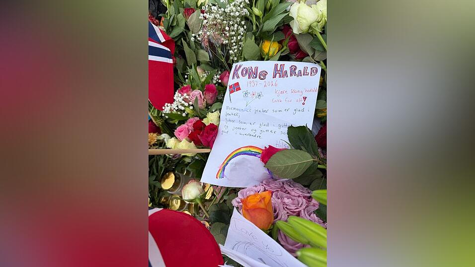 Viele Kinder haben Briefe an den gestorbenen König geschrieben. Viele Kinder haben Briefe an den gestorbenen König geschrieben.