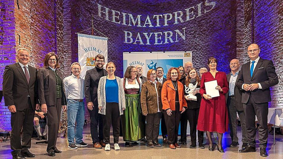 Bayerns Finanz- und Heimatminister Albert Füracker (r.) überreichte den Heimatpreis Bayern an Stalag-Vereinsvorsitzende Tina Naumovic (3.v.r.), die die Auszeichnung im Beisein zahlreicher Mitglieder sowie von Vizelandrat Franz Heilmeier (l.), Landtagspräsidentin Ilse Aigner (2.v.l.) und den Landtagsabgeordneten Johannes Becher (4.v.l.) und Benno Zierer (2.v.r.) entgegennahm. Bayerns Finanz- und Heimatminister Albert Füracker (r.) überreichte den Heimatpreis Bayern an Stalag-Vereinsvorsitzende Tina Naumovic (3.v.r.), die die Auszeichnung im Beisein zahlreicher Mitglieder sowie von Vizelandrat Franz Heilmeier (l.), Landtagspräsidentin Ilse Aigner (2.v.l.) und den Landtagsabgeordneten Johannes Becher (4.v.l.) und Benno Zierer (2.v.r.) entgegennahm.