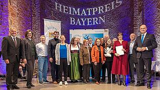 Bayerns Finanz- und Heimatminister Albert Füracker (r.) überreichte den Heimatpreis Bayern an Stalag-Vereinsvorsitzende Tina Naumovic (3.v.r.), die die Auszeichnung im Beisein zahlreicher Mitglieder sowie von Vizelandrat Franz Heilmeier (l.), Landtagspräsidentin Ilse Aigner (2.v.l.) und den Landtagsabgeordneten Johannes Becher (4.v.l.) und Benno Zierer (2.v.r.) entgegennahm. Bayerns Finanz- und Heimatminister Albert Füracker (r.) überreichte den Heimatpreis Bayern an Stalag-Vereinsvorsitzende Tina Naumovic (3.v.r.), die die Auszeichnung im Beisein zahlreicher Mitglieder sowie von Vizelandrat Franz Heilmeier (l.), Landtagspräsidentin Ilse Aigner (2.v.l.) und den Landtagsabgeordneten Johannes Becher (4.v.l.) und Benno Zierer (2.v.r.) entgegennahm.