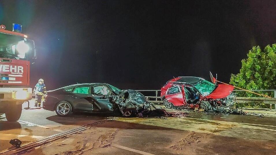 Am fr&uuml;hen Sonntagabend krachten zwei Autos auf der B20 frontal ineinander. Ein dritter Wagen fuhr in die Unfallstelle.