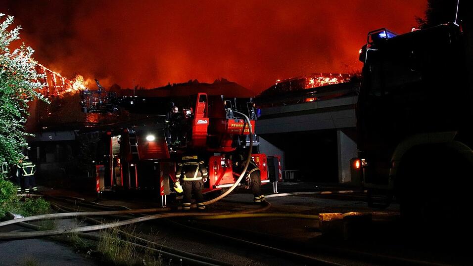 Wichtigstes Ziel der rund 400 Einsatzkräfte vor Ort war es, ein Übergreifen der Flammen auf den Wald zu verhindern - bislang sieht es danach aus, als wäre dies gelungen. Wichtigstes Ziel der rund 400 Einsatzkräfte vor Ort war es, ein Übergreifen der Flammen auf den Wald zu verhindern - bislang sieht es danach aus, als wäre dies gelungen.