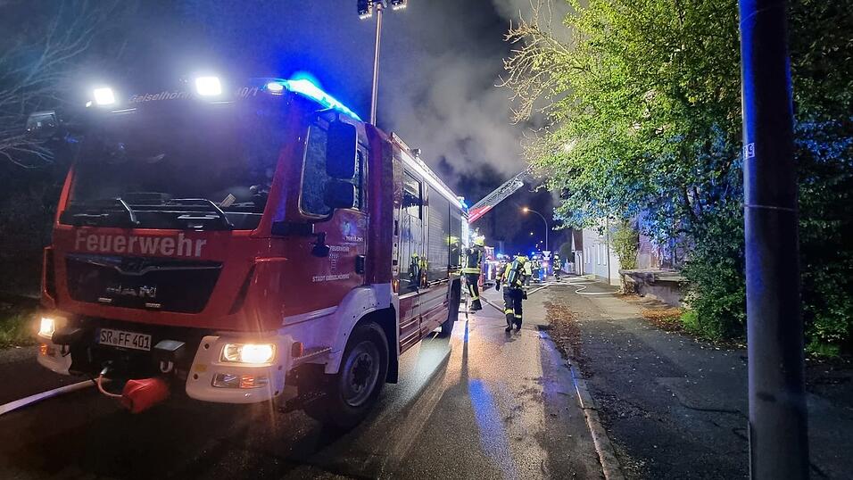 Bis in den Morgen hinein waren die Einsatzkr&auml;fte besch&auml;ftigt, um den Brand zu l&ouml;schen.