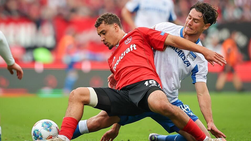 Kampf um den Ball: Nürnbergs Rafael Lubach (l) und Hertha-Profi Jon Dagur Thorsteinsson. Kampf um den Ball: Nürnbergs Rafael Lubach (l) und Hertha-Profi Jon Dagur Thorsteinsson.