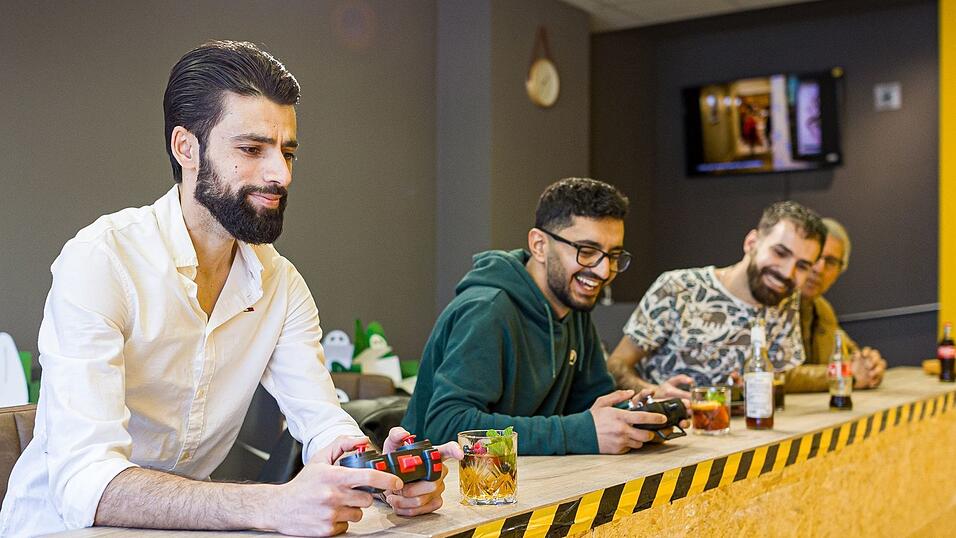 Familie und Freunde h&auml;tten anfangs an dem Konzept gezweifelt, sagt der Gr&uuml;nder (links). &laquo;Die haben mir zuerst davon abgeraten und gesagt: Was ist das f&uuml;r eine dumme Idee? Wer geht in ein Caf&eacute;, um zu baggern?&raquo;