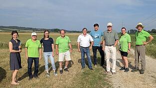 Bestaunten die Blütenpracht in den Vilswiesen: Lena Maly-Wischhof (v. l.) Franz Dick (BN Landau), Daniela Girke (Leitung der Geschäftsstelle im Landkreis), Christian Lagleder (BN Eichendorf), Alois Aigner (Kreisvorsitzender), Martin Geilhufe, Franz Peterhans (Projektbetreuer), Melanie Lagleder (Vorsitzende BN Eichendorf), Andreas Beham (langjähriger Vorsitzender) Bestaunten die Blütenpracht in den Vilswiesen: Lena Maly-Wischhof (v. l.) Franz Dick (BN Landau), Daniela Girke (Leitung der Geschäftsstelle im Landkreis), Christian Lagleder (BN Eichendorf), Alois Aigner (Kreisvorsitzender), Martin Geilhufe, Franz Peterhans (Projektbetreuer), Melanie Lagleder (Vorsitzende BN Eichendorf), Andreas Beham (langjähriger Vorsitzender)