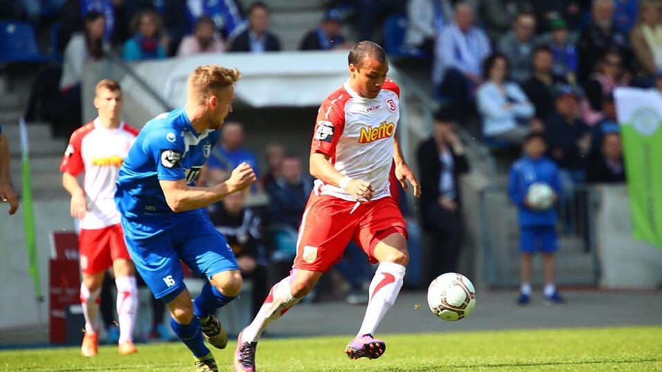Jahn Regensburg hat auch das Drittliga-Spitzenspiel beim 1. FC Magdeburg gewonnen.