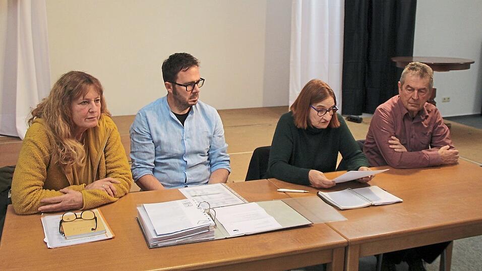 Vorsitzende Eva Zieba (Zweite von rechts) gibt einen Ausblick. Mit auf dem Bild (von links) Schriftführerin Astrid Messerer, zweiter Vorsitzender Anton Berg und Beisitzer Alfred Wittmann.