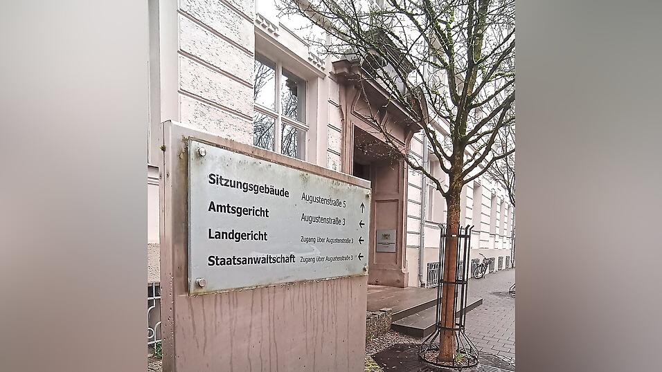 Eine regelrechte Videothek mit Kinderpornos wurde laut Anklageschrift bei dem Angeklagten gefunden. Nun beginnt der Prozess vor dem Landgericht Regensburg.