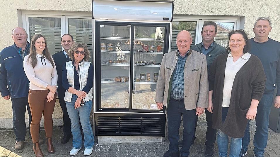 Kirchenpfleger Franz Hien, Initiatorin Lena Entner, Pfarrer Leo Heinrich, Lilly Gahr von der Firma Gahr, B&uuml;rgermeister Josef Moll, Alois Bachner von der Firma Moll, Mitinitiatorin Claudia Rolke und Bauhofmitarbeiter Alois Wiesinger (v. l.) vor dem Foodsharing-K&uuml;hlschrank