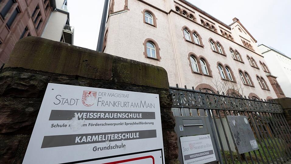 Die Schule liegt am Rande des Frankfurter Bahnhofsviertels.