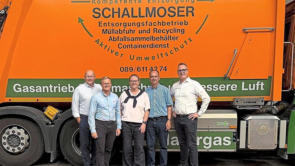 Zum 1. September 2026 wurde die Schallmoser-Entsorgung GmbH & Co. KG aus Unterhaching Teil der Heinz-Gruppe. Otto Heinz, Otto Georg Heinz, Claudia Schallmoser, Hans Schallmoser und Christoph Heller zeigten sich zufrieden mit der Entwicklung.