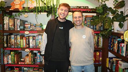 Felix Reitberger (links) und Maximilian Rind haben mit ihrem Kollegen Sven Sauermann das Spielecaf&eacute; in der Simadergasse gegr&uuml;ndet. Dort hat jeder Raum ein spezielles Thema. Der Eingangsbereich ist ein Dschungel ...