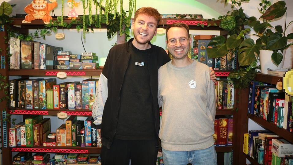 Felix Reitberger (links) und Maximilian Rind haben mit ihrem Kollegen Sven Sauermann das Spielecafé in der Simadergasse gegründet. Dort hat jeder Raum ein spezielles Thema. Der Eingangsbereich ist ein Dschungel ... Felix Reitberger (links) und Maximilian Rind haben mit ihrem Kollegen Sven Sauermann das Spielecafé in der Simadergasse gegründet. Dort hat jeder Raum ein spezielles Thema. Der Eingangsbereich ist ein Dschungel ...