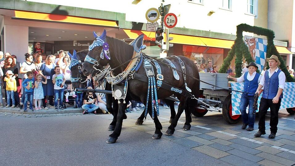 Viele Besucher verfolgten am Sonntag den Umzug auf dem Vilsbiburger Stadtplatz. Viele Besucher verfolgten am Sonntag den Umzug auf dem Vilsbiburger Stadtplatz.