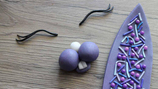 Die Gesichter und die Ohren des Hasen werden aus Fondant geformt. Die Gesichter und die Ohren des Hasen werden aus Fondant geformt.
