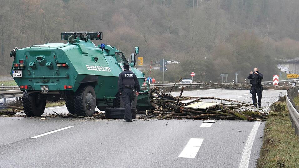 Mehrere Bundesstra&szlig;en wurden zeitweise blockiert.