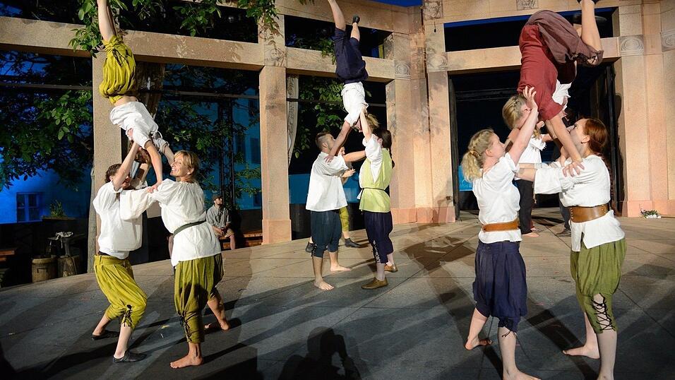 In der Pause hatte die Showtanzgruppe 'Flip Flops' Zeit, ihr ganzes Können zu präsentieren. (Fotos: Ulli Scharrer) In der Pause hatte die Showtanzgruppe 'Flip Flops' Zeit, ihr ganzes Können zu präsentieren. (Fotos: Ulli Scharrer)